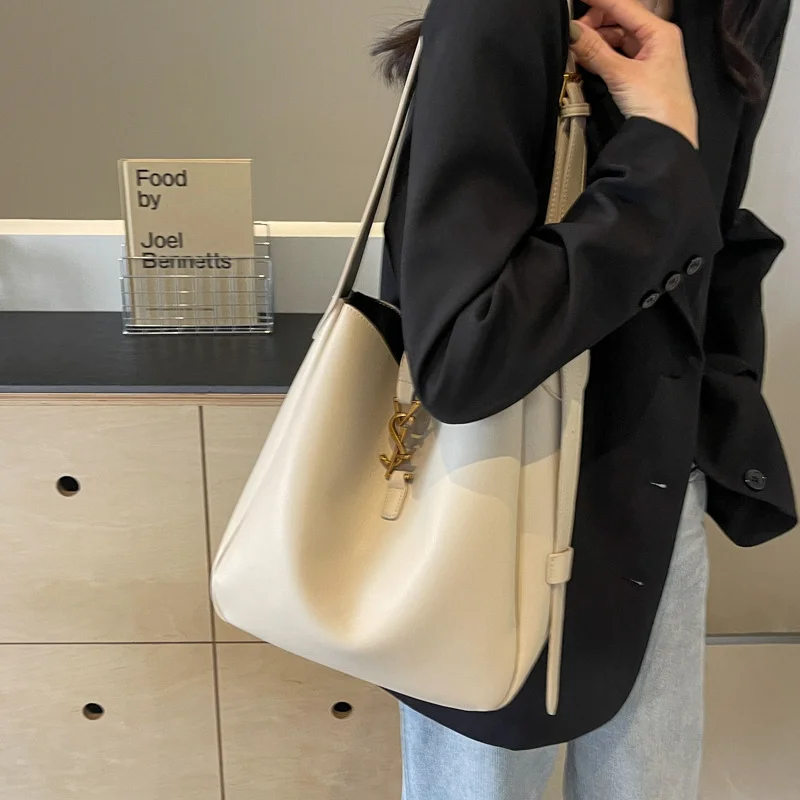 

2025 SS Vintage-Inspired Spacious Hobo Bag, Convertible Shoulder & Crossbody Purse for Women, Architectural Day to Night Tote