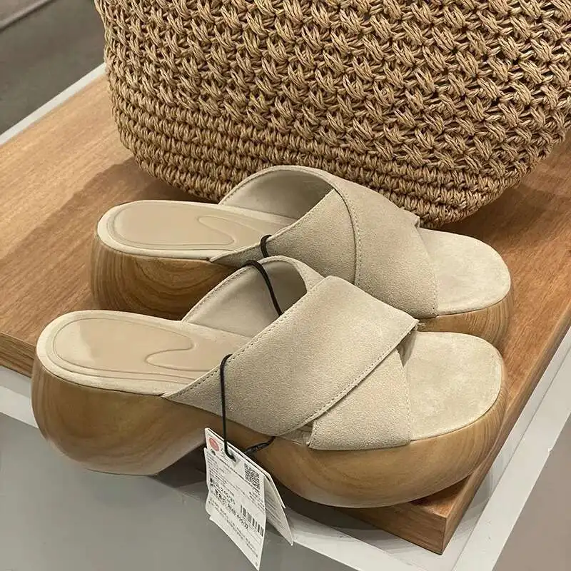 

Модные повседневные пляжные шлепанцы, новые дизайнерские тапочки на платформе для женщин, летняя однотонная пляжная роскошная женская обувь