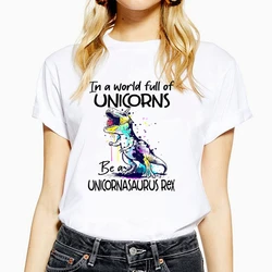 Camiseta de dibujos animados en un mundo lleno de unicornios para mujer, camiseta de manga corta con cuello redondo, Tops de talla grande, camiseta fresca