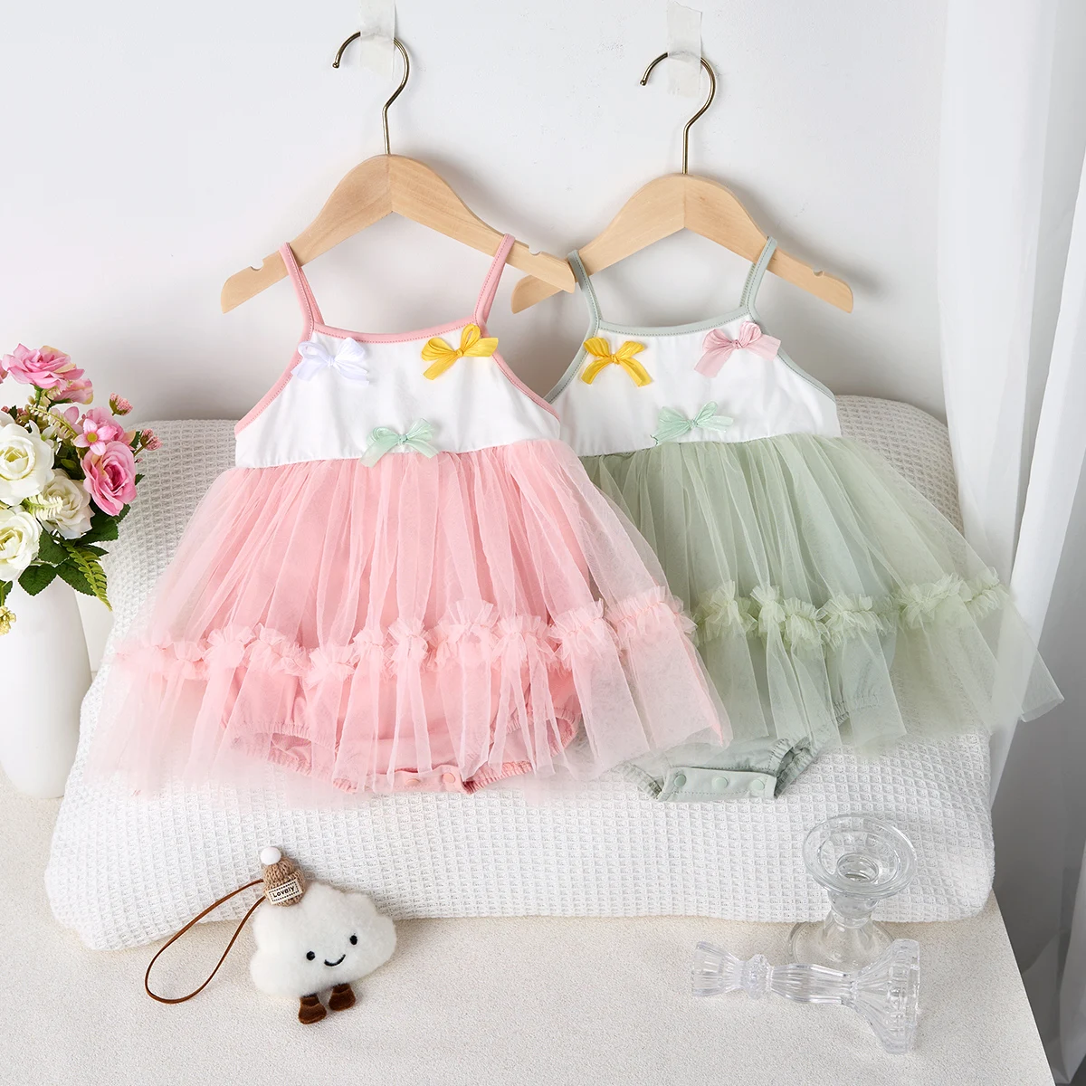 

In summer, a baby girl goes out in a net gauze triangular one-piece dress and a butterfly halter top dress