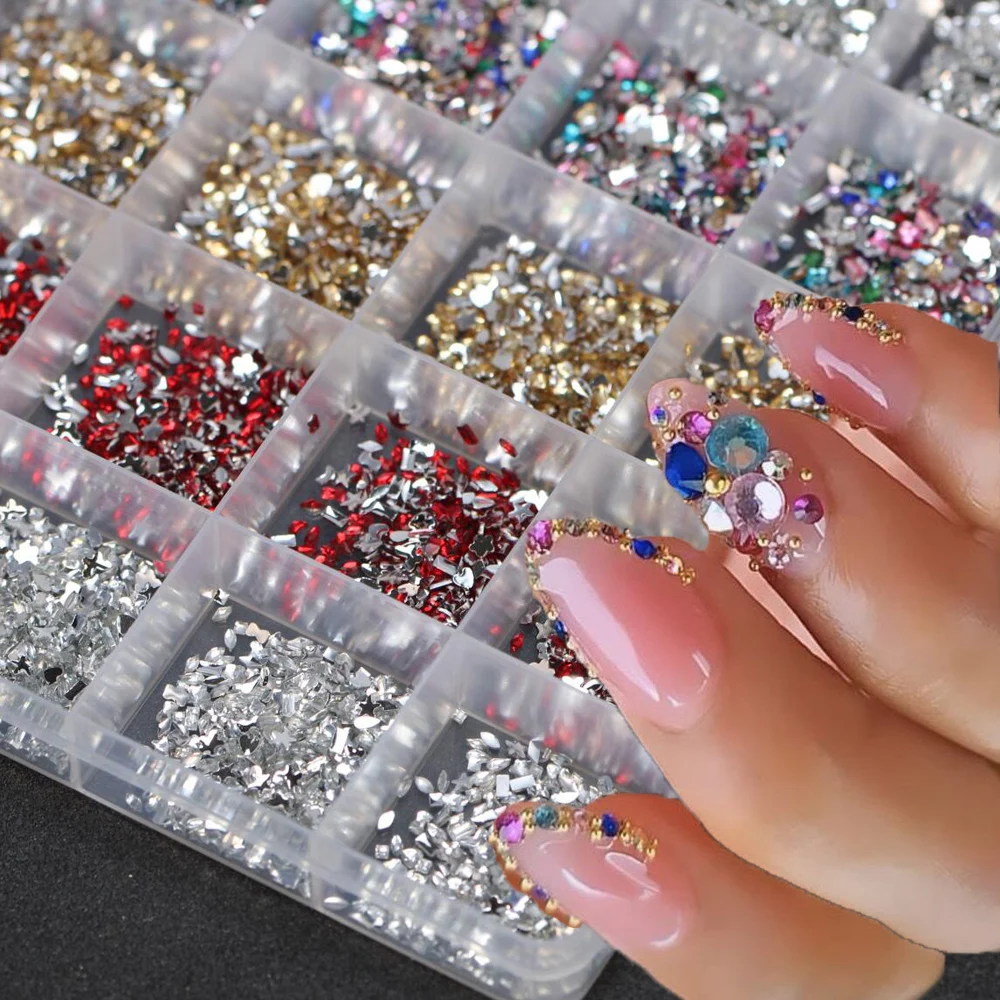24Grid 3D Colorato Mini formato irregolare Nail Art Strass Circa 6000 Glitter Nail Diamond Iridescent Specchio Nail Zircone
