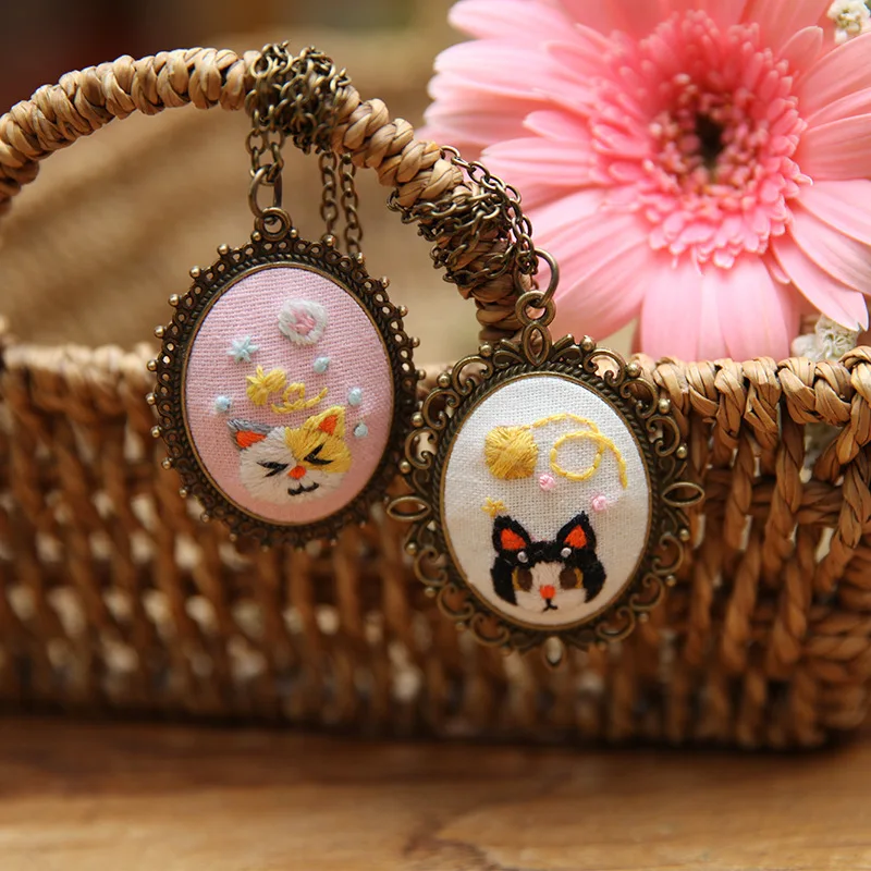 Mini Cross Stitch Kit with Necklace Pendant Embroidery Cat Pattern Necklace Kit Pendant Kit Stamped Pattern Cloth for Adults