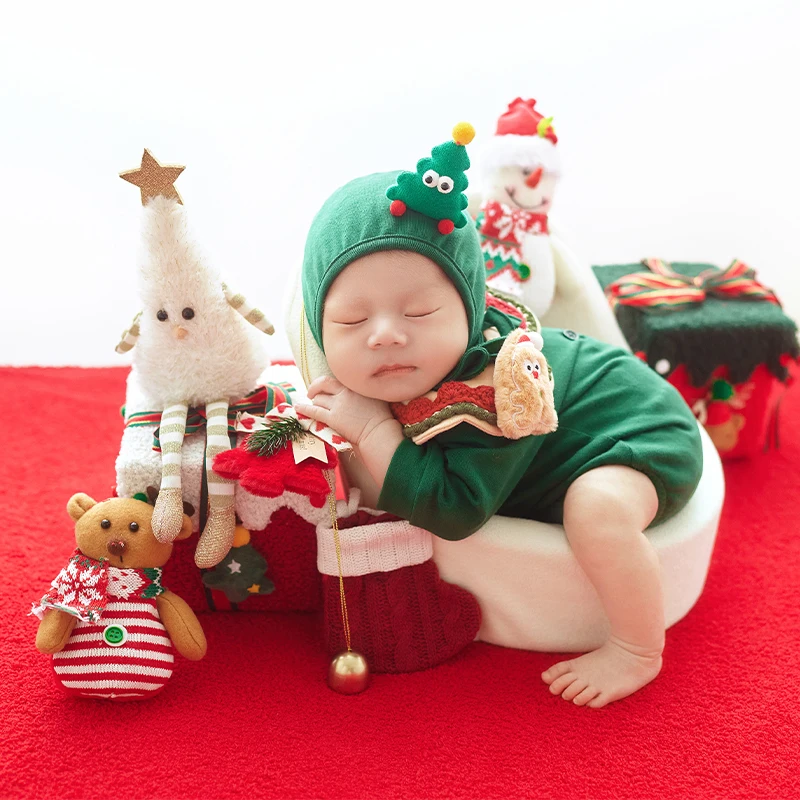 

Christmas Newborn Photoshoot Outfit Red Green Baby Costumes with Hat Snowman Socks Xmas Ornaments for Baby Holiday Photography