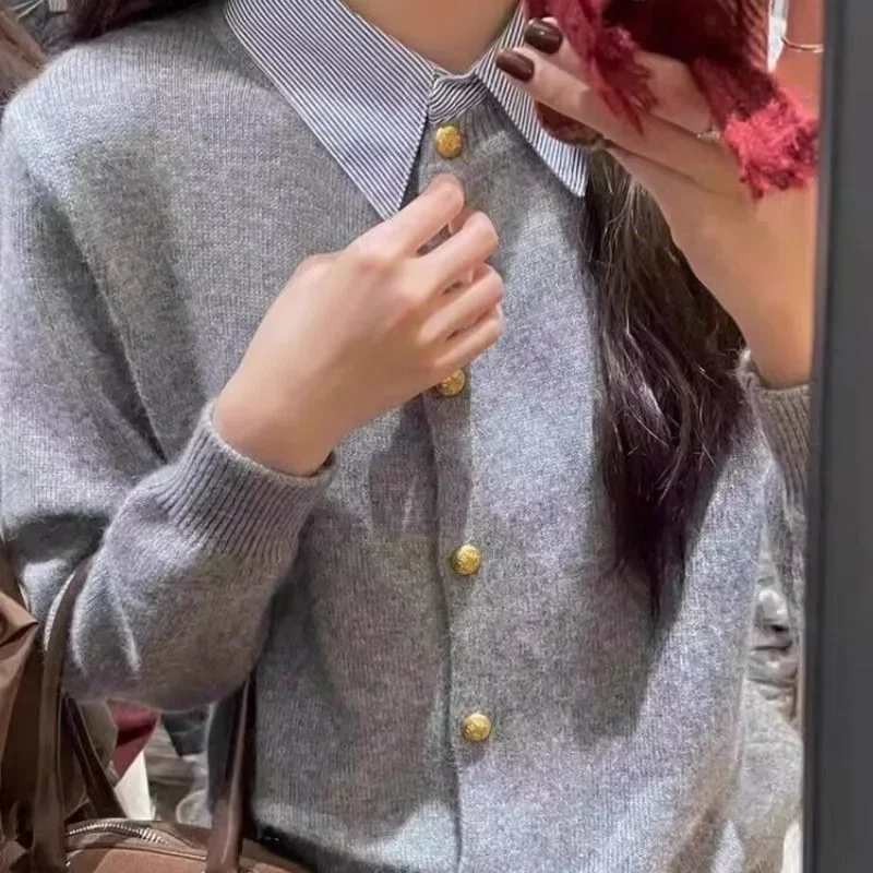 เสื้อคาร์ดิแกนถักแบบเปิด ทรงเข้ารูป ไซส์เล็ก แต่งปกเสื้อเชิ้ตสีเทา ตัดต่อแบบสองชิ้นในตัวเดียว