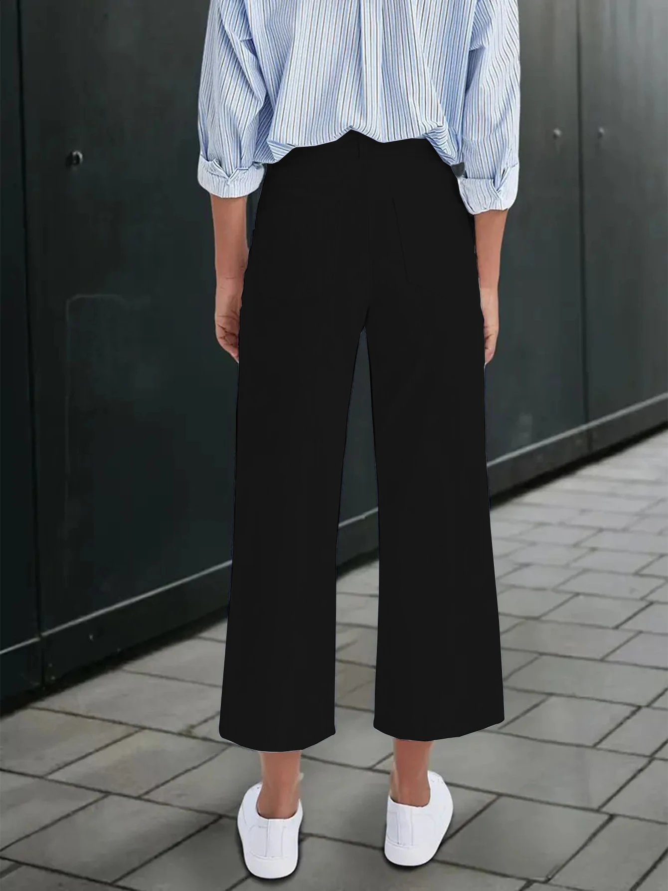 Schwarze, hoch taillierte Neun-Zoll-Jeans mit weitem Bein, stilvolle Arbeitskleidung für Damen. Die entspannte Passform ist sowohl elegant als auch lässig. Schwarz hergestellt