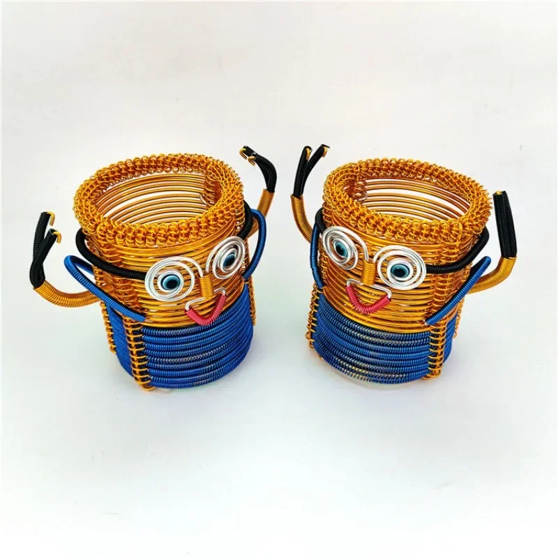 

Cartoon pencil holder, cartoon character doll, folk traditional handmade, handicrafts, aluminium wire weaving, desktop ornaments