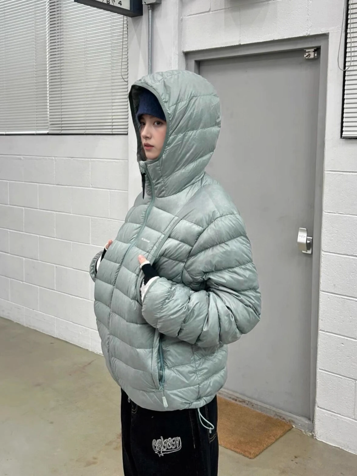 Różowa kurtka puchowa damska o luźnym kroju, stylizowana na amerykański retro, dla par, z kapturem, typu chleb, idealna do dojazdów do pracy, wiatroodporna, 90% biały puch.