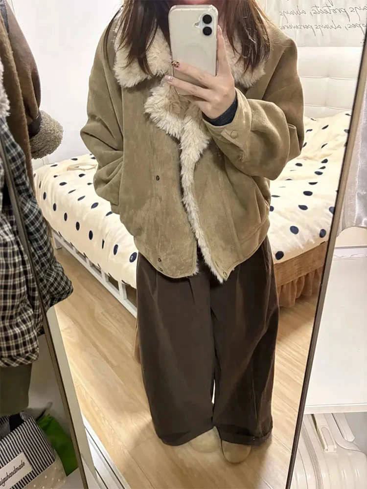 เสื้อแจ็คเก็ตผู้หญิงแบบมีปกขนแกะสไตล์เรโทร สำหรับฤดูหนาว ให้ความอบอุ่น ผลิตจากหนังและขนสัตว์ ดีไซน์ลำลองทรงหลวม ผลิตจากเส้นใยโพลีเอสเตอร์