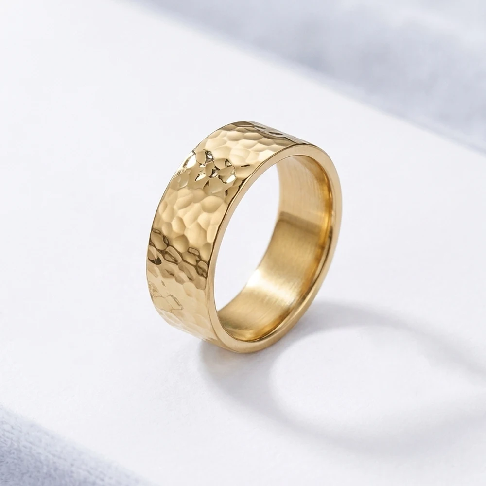 Luxuriöse 8mm Ringe mit gehämmerter Oberfläche für Herren und Damen, elegantes, minimalistisches Ehering-Geschenk, modischer Edelstahlschmuck. – Detail 2