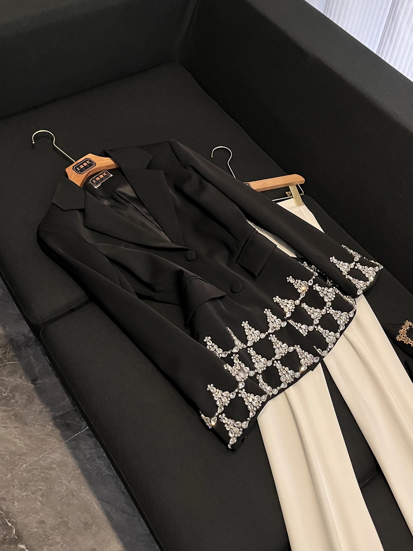 

Весна-Лето 2026: Женский пиджак с длинным рукавом, жемчужной отделкой и эффектом утяжки на талии, класса люкс, модель P308