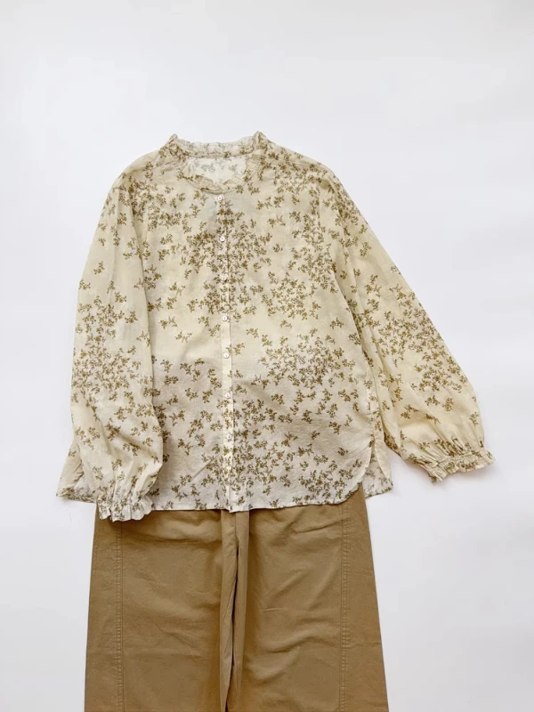 Luźna, długa koszula damska z bawełny i lnu, codzienna, z kwiatowym nadrukiem, zapinana na guziki, ze stójką i wykończeniem na uszy, idealna na jesień.