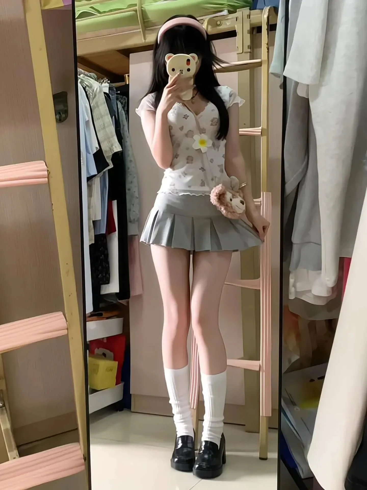 

Модный женский комплект с милым принтом в виде сердечек: новый весенний топ с защитой от просвечивания и белая короткая юбка, костюм-двойка для повседневной носки