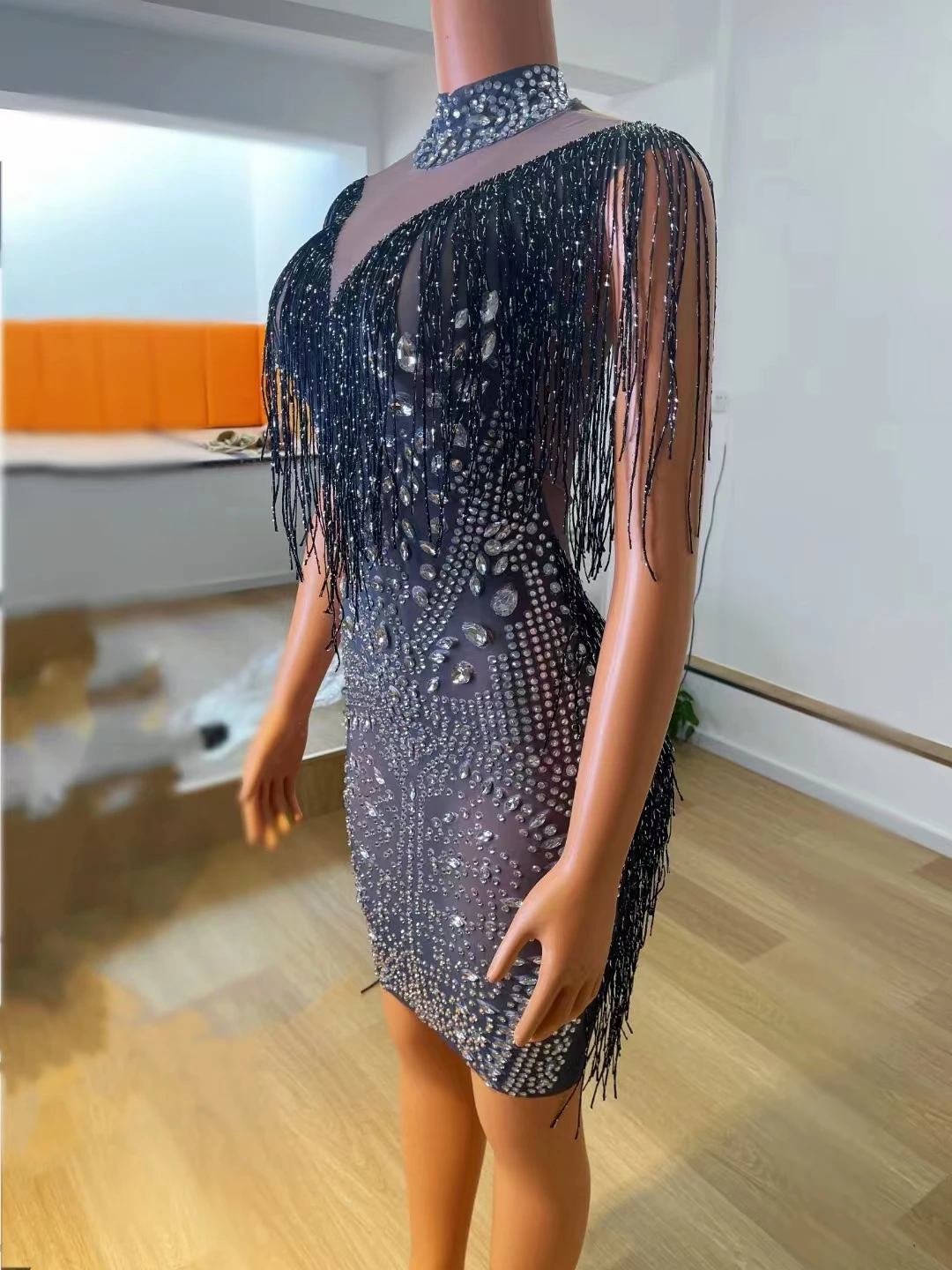 فستان أسود بأحجار الراين اللامعة وحفلات السهرة وحفلات أعياد الميلاد وحفلات التخرج الشفافة بشرابة شبكية زي المغني