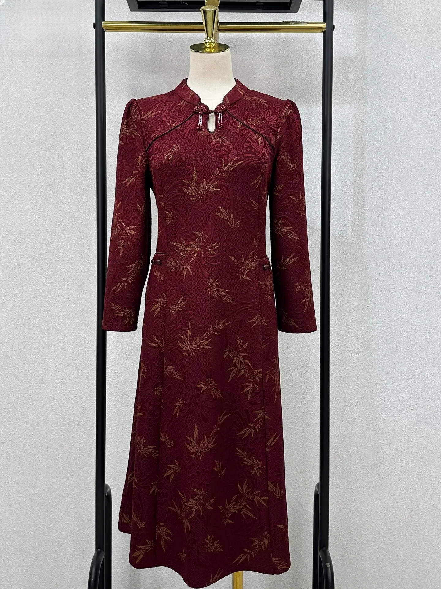 

Элегантное эластичное платье-ципао с длинными рукавами для женщин среднего и старшего возраста, для мам, для свадебных банкетов, высококачественное.