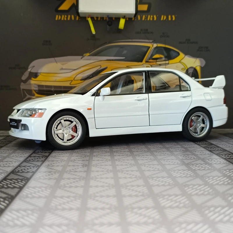 

1:24 Моделирование Mitsubishi EVO 9-го поколения, модель автомобиля из сплава, коллекция орнаментов, дверь, может открыть звук и свет, спортивный автомобиль