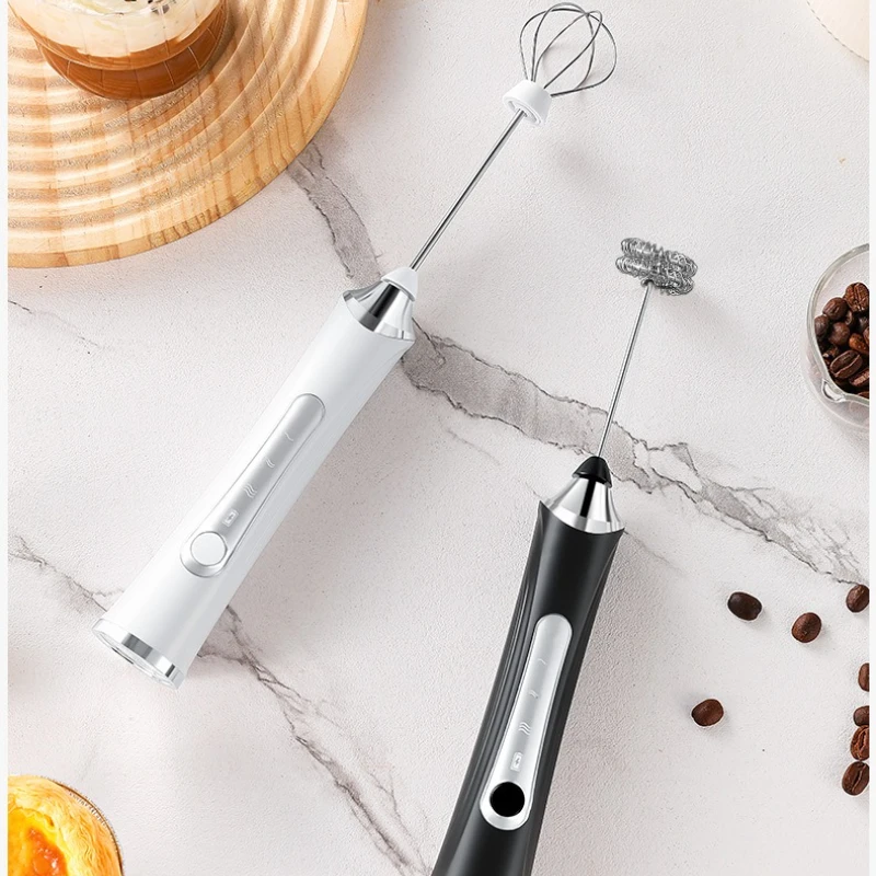 ハンドヘルドミルク泡立て器 コーヒー用 充電式電動ドリンクミキサー 3つのヘッド付き ワイヤレスコーヒー泡立て器 カプチーノや卵用