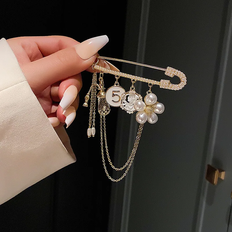 Pearl Brooch for Woman High-end Women\'s Luxury Pin Fixed Clothing Chest Flower Accessories Versatile Brooches