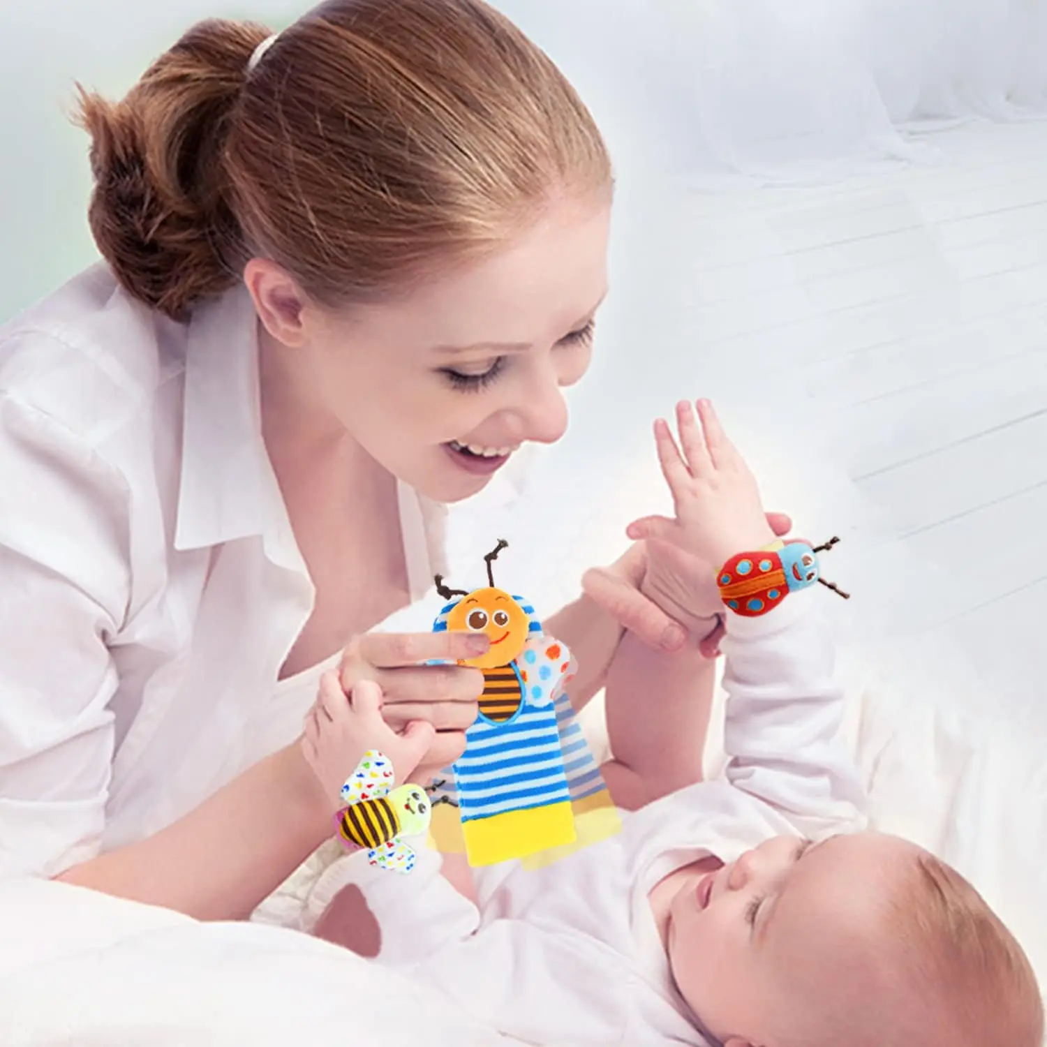 4 stuks babyspeelgoed voor 0-6 maanden zachte baby polsrammelaars en voetzoeker sokkenset, pasgeboren zintuiglijk speelgoed voor jongens en meisjes geschenken