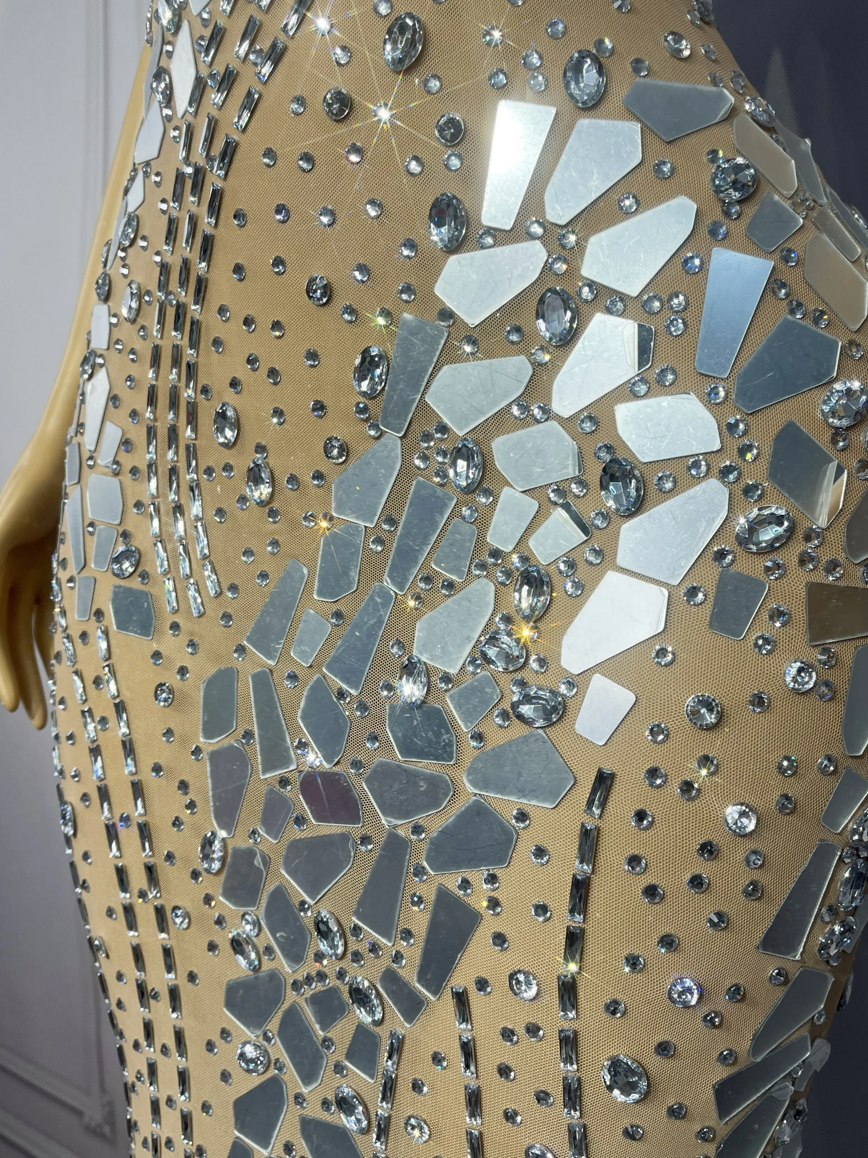 Espejos plateados parpadeantes de alta gama, tirantes de diamantes de imitación, vestido de cola, vestido de fiesta de noche, alfombra roja, traje de escenario para espectáculo Jinyinpian