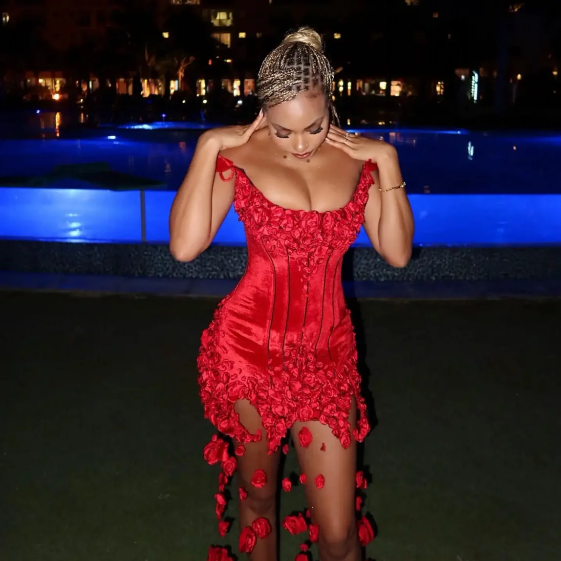 

Шикарное красное атласное короткое коктейльное платье с драпировкой и цветочным узором, без рукавов, облегающее, сексуальное, для вечеринок, с цветами