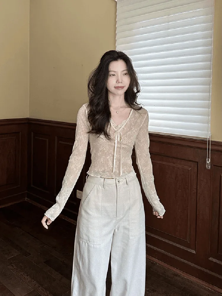 

Весна 2026: Модный универсальный облегающий топ в стиле ретро с V-образным вырезом, кружевом и длинными рукавами, однотонный, художественный дизайн, стандартная длина, для женщин