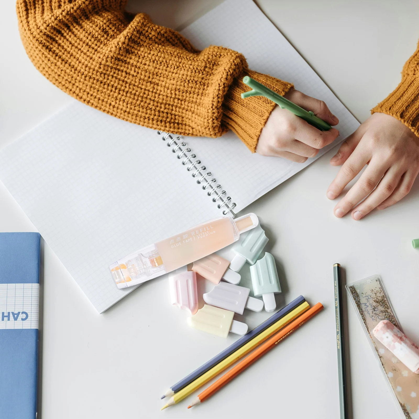 

5Pcs Glue Pen Quick Drying High Viscosity Glue Pens for Crafting Card Making DIY Supplies Portable Manual Adhesive Pens