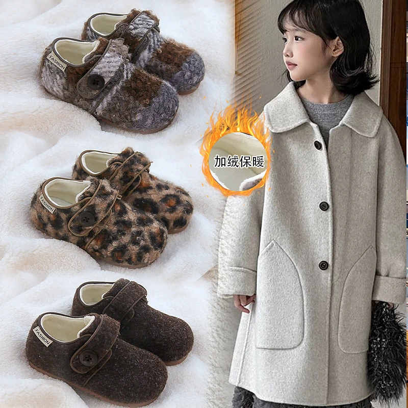 

Нечеткая обувь для маленьких девочек, новинка 2023 года, зимняя детская прогулочная обувь с плюшевой подкладкой, простая прогулочная обувь на мягкой подошве в стиле ретро, первые ходунки, уличные игры на плоской подошве