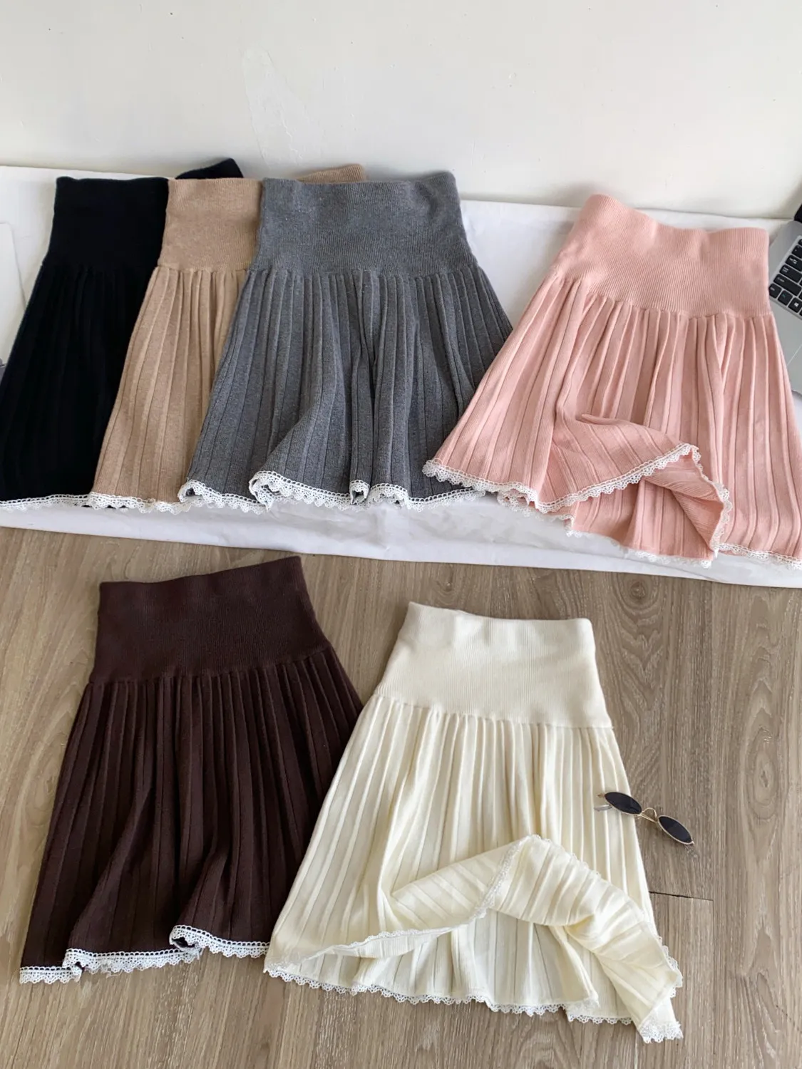 Women's White High Waist Pleated Skirt Preppy Style A-Line Skirt Y2K Gyaru Vintage Korean Style Knit Midi Skirt for Women Summer