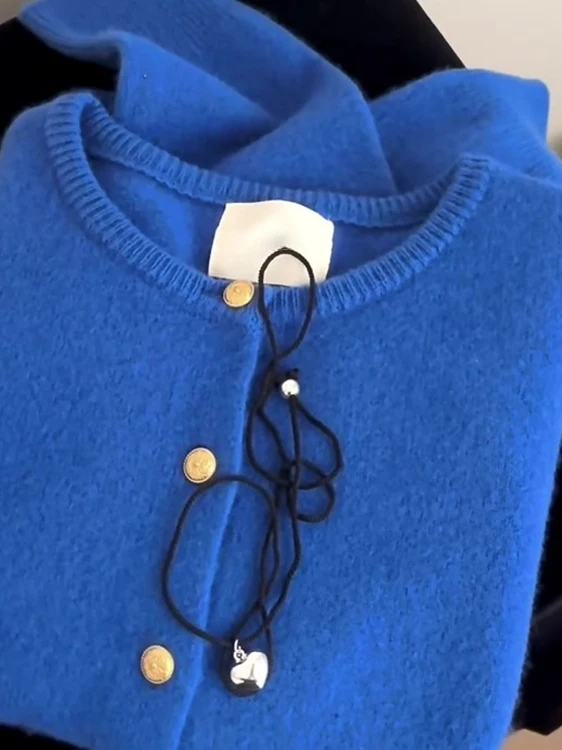 เสื้อโค้ทไหมพรมสีน้ำเงินคลีน ทรงหลวม นุ่ม สบาย ใช้งานได้หลากหลาย สำหรับฤดูใบไม้ร่วง ปี 2025 เหมาะสำหรับใส่ไปทำงาน ทรงกลม แขนยาว