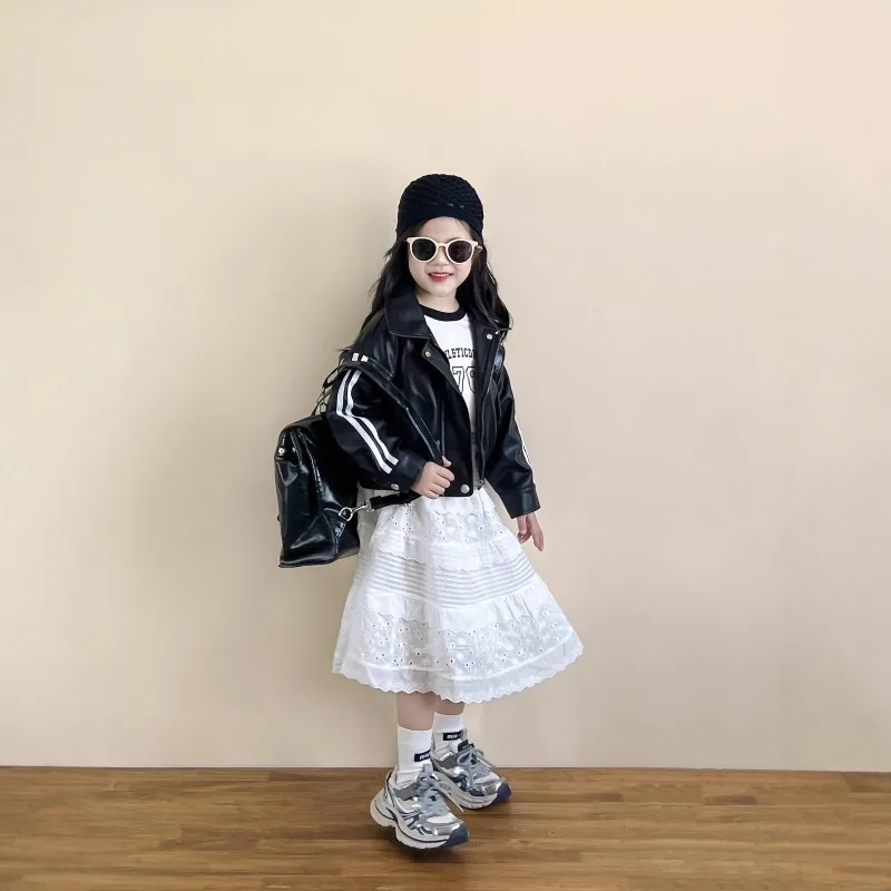 

Комплект для девочек, осень 2023, повседневная модная модная куртка из искусственной кожи, лоскутный топ с длинными рукавами, белая кружевная юбка, комплект из трех предметов