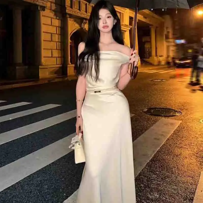 فساتين نسائية بدون أكمام فستان أحمر أنيق ربيعي من الساتان خط عنق مربع مطوي مبطن مطرز على الطراز الفرنسي نزهة ناعمة أنيقة