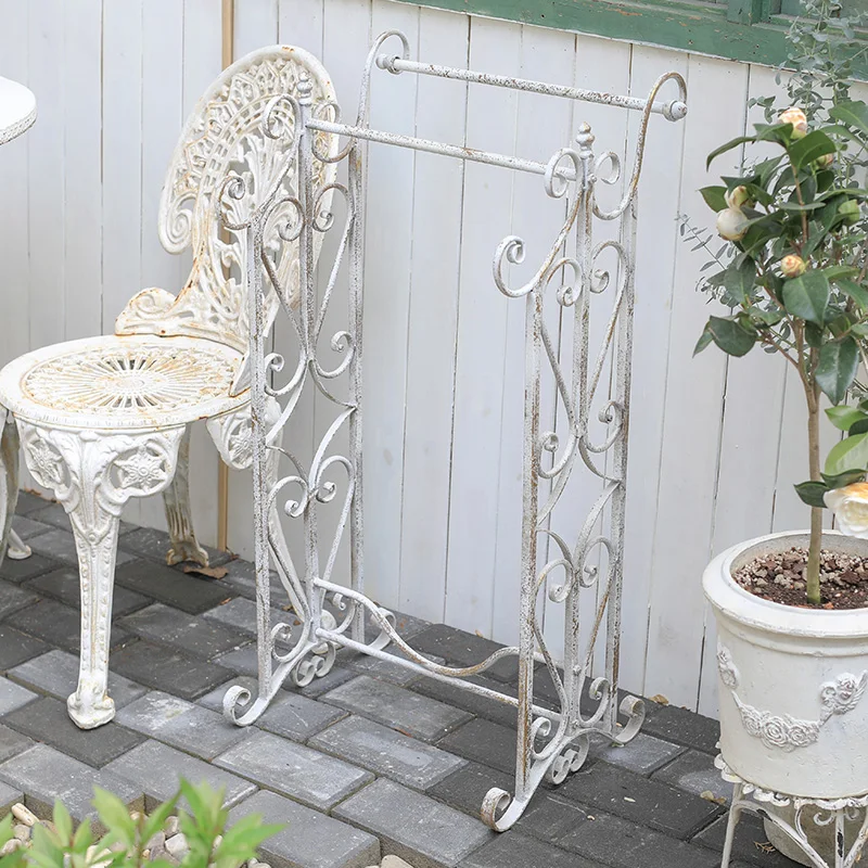 

Sendeyuan French wrought iron retro old garden towel rack, courtyard storage decoration rack, home decoration ornament
