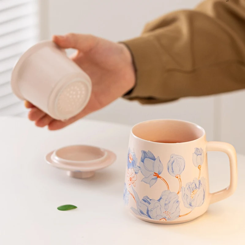 Tazas de filtrado y separación de té de estilo chino, con tapa, tazas personales con patrón Floral, vasos para el hogar, taza de oficina de cerámica, 1 ud.