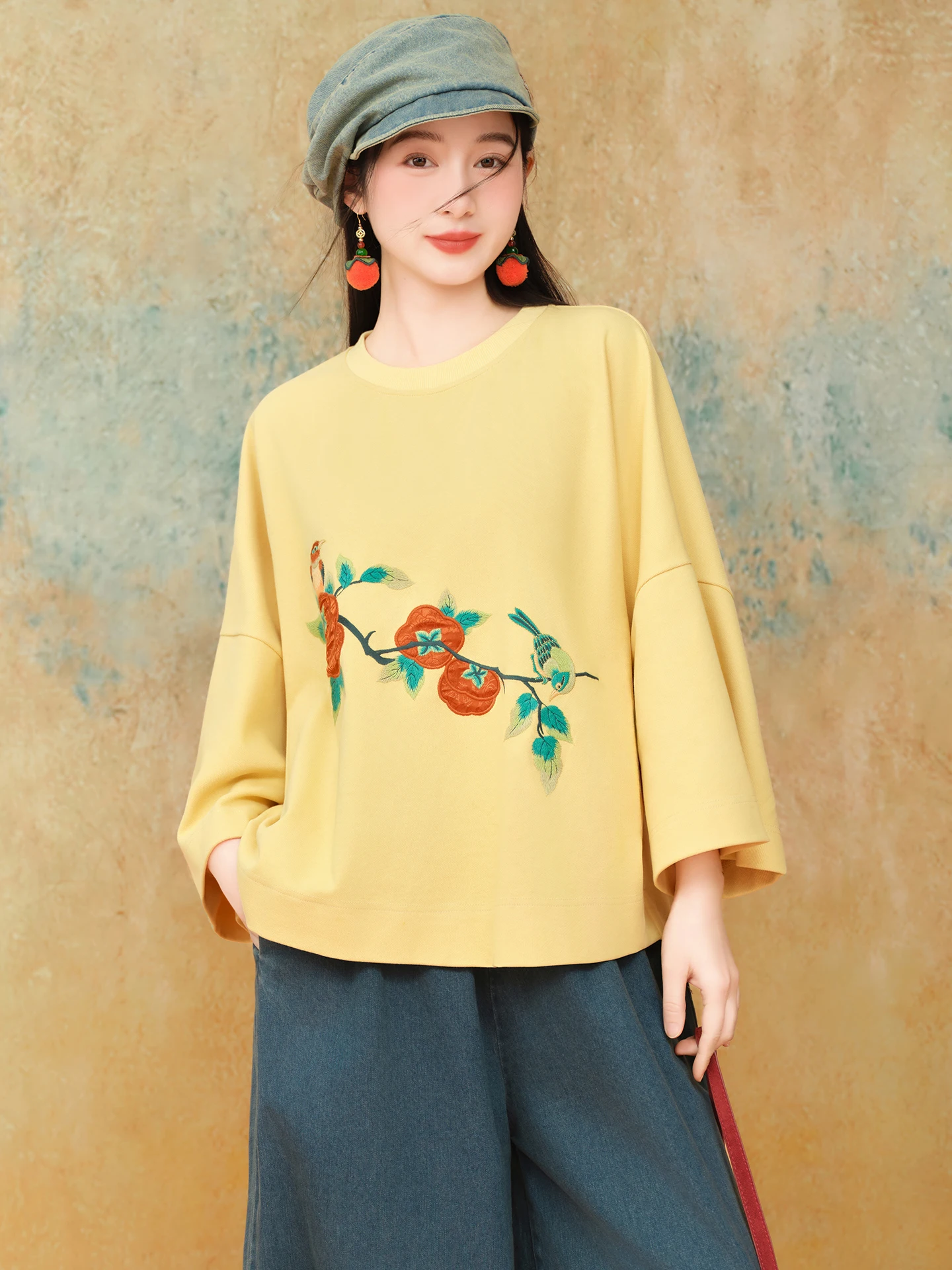 

Свободный крой, оригинальный свитшот с вышивкой, круглый вырез, рукав 3/4, смесовая ткань (полиэстер/хлопок), повседневная одежда для женщин