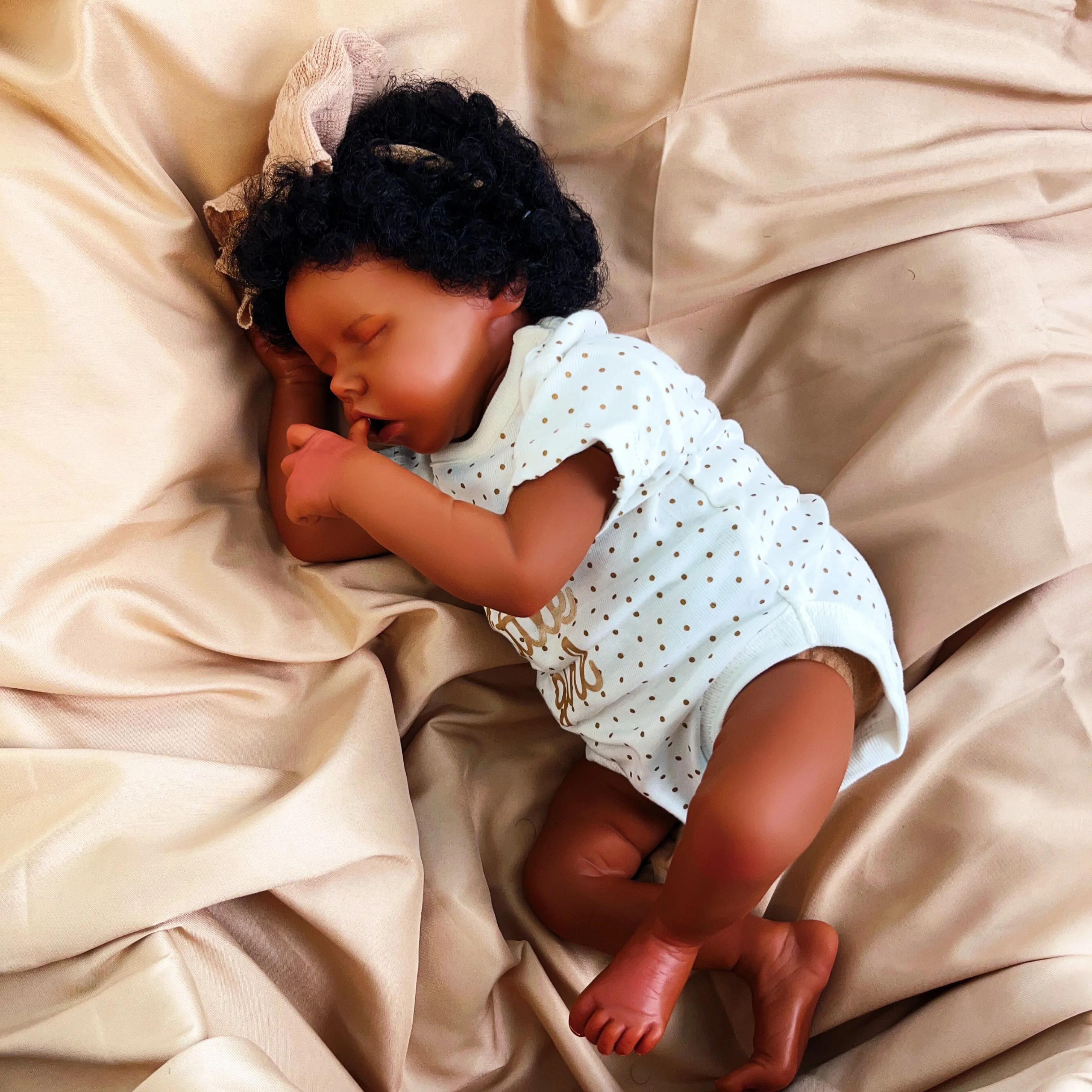 Risbecko 17-inch levensechte zwarte herboren babypop - Afro-Amerikaanse zachte stoffen lichaamspop - verjaardagscadeau / kerstcadeau