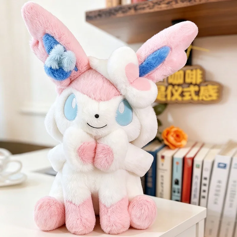 Sylveon Plüschtier in sitzender Pose, kuschelig weich, flauschig, Anime-Puppe im japanischen Stil, Dekokissen für Sofa, Bett, Heimdekoration, Geschenke – Detail 1