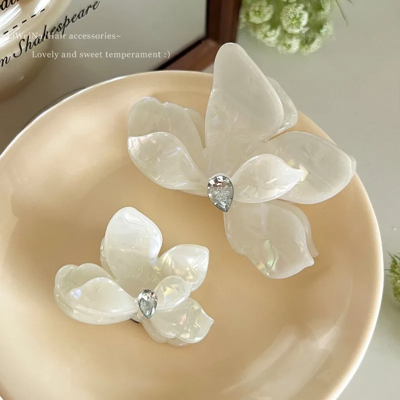 

2025 New Acetate Hair Claw Hibiscus Shaped Half Updo Clip for Women Ethereal Pearl Hairpin Elegant French Twist Updo Accessory