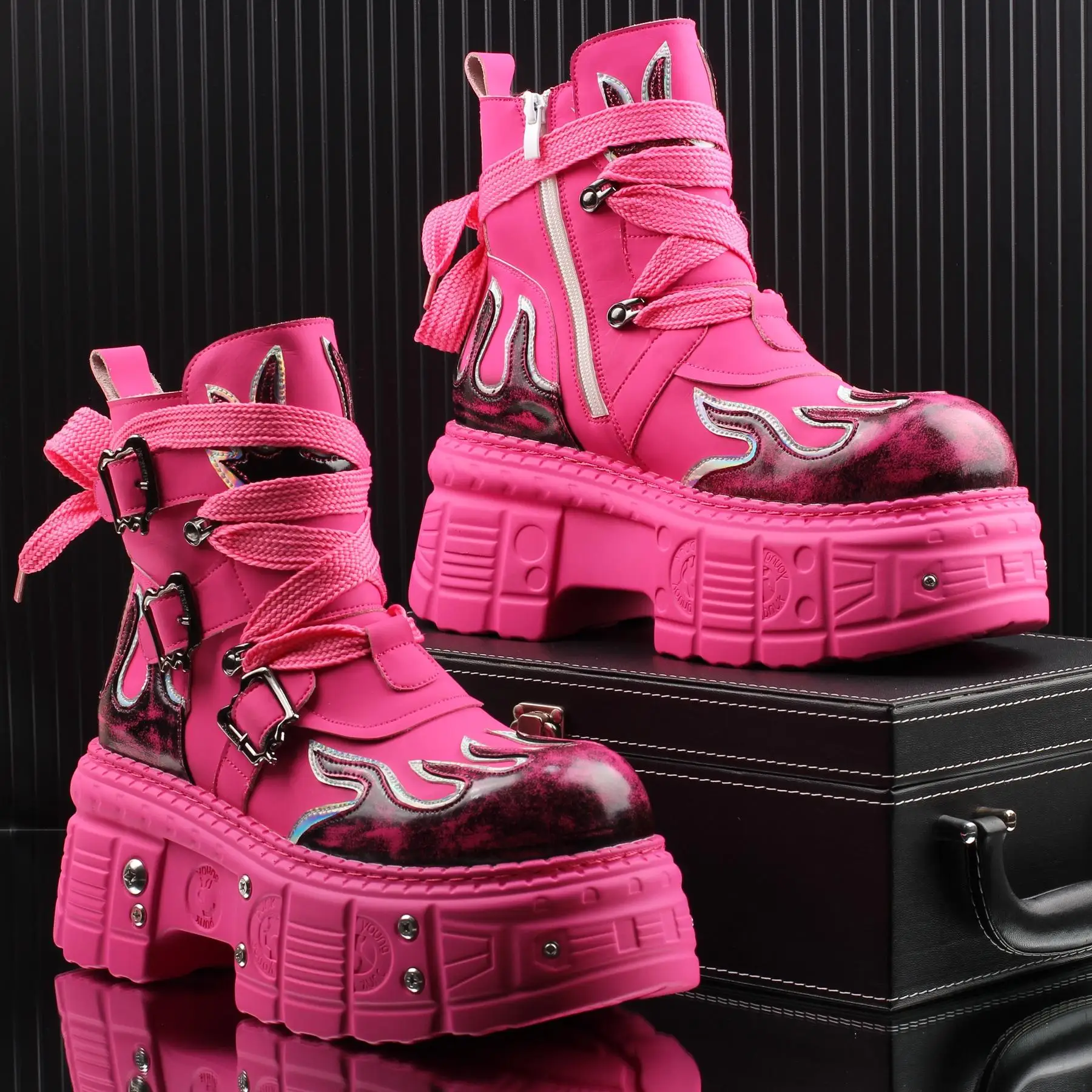 2024 Jesienno-zimowe nowe męskie buty z grubą podeszwą w stylu brytyjskim 8 cm Tide Brand punk Locomotive Niche Boots