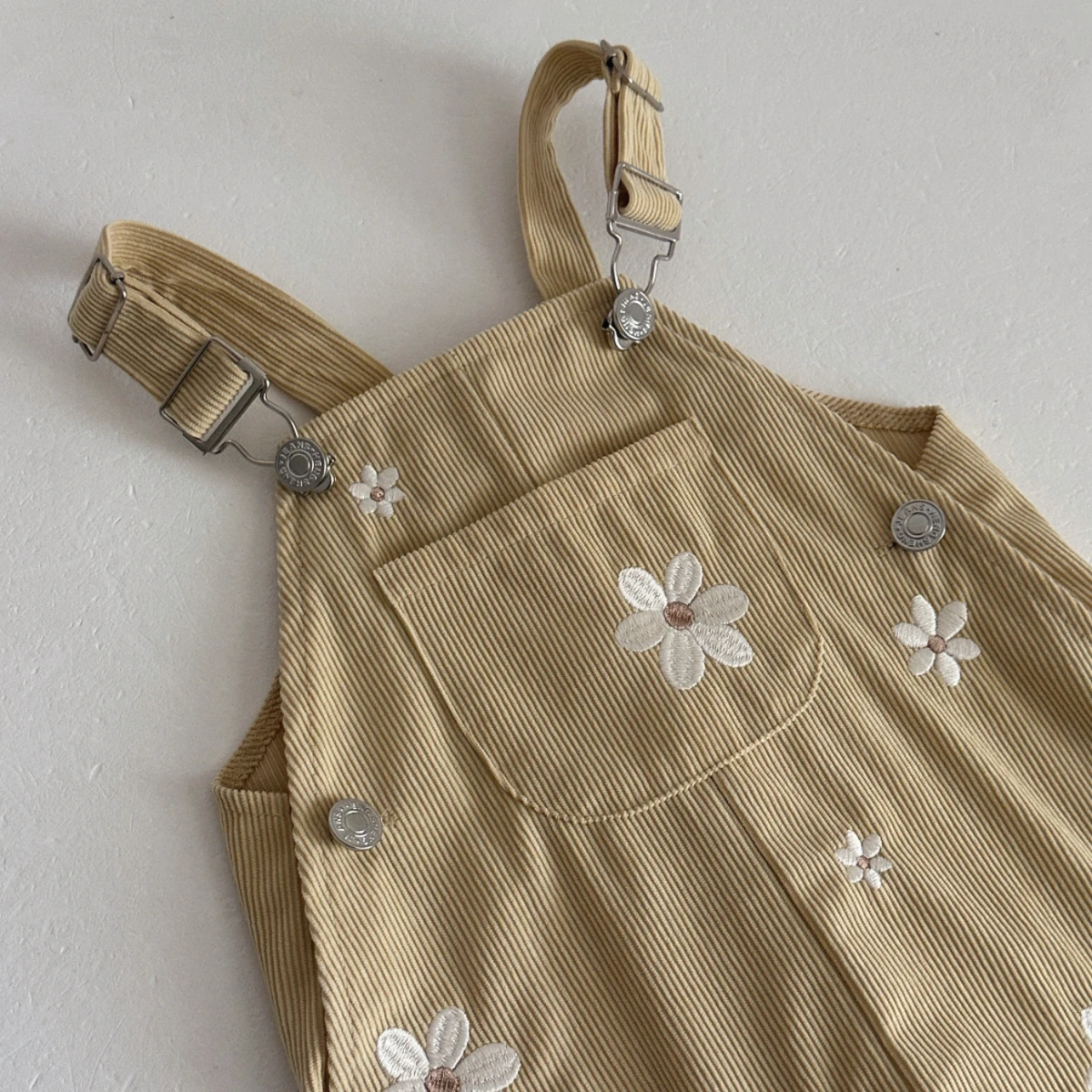 Koreanischer Stil Baby Jungen Mädchen Overalls Gänseblümchen-Stickerei Denim-Latzhosen Kinder-Overalls für Frühling Herbst 0-3 Jahre – Detail 9