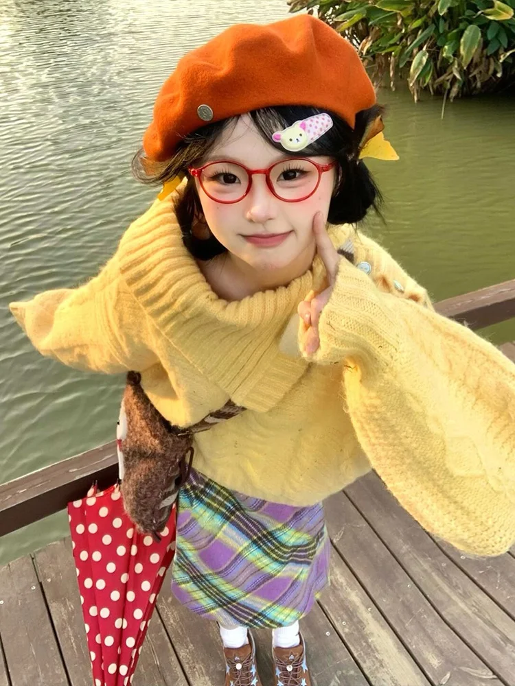 

Мягкий уютный женский вязаный свитер свободного кроя с длинными рукавами и отложным воротником, в непринужденном стиле, нежный и милый топ для осени и зимы. Новинка.