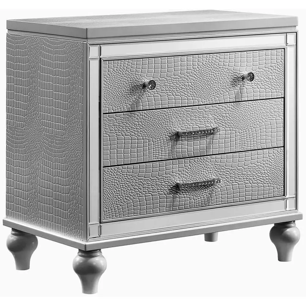 

Классическая прикроватная тумбочка из массива дерева с 3 ящиками, серебристая отделка