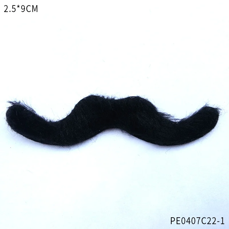 Zestaw akcesoriów do kostiumu detektywa z lat 20.: zawiera kaszkiet, okulary i fajkę, idealny na imprezę o tematyce mrocznych lat dwudziestych.