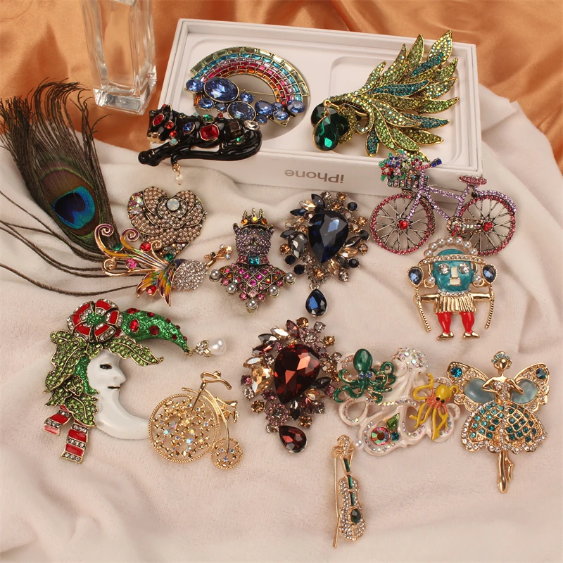 Charmante Vintage Pfau Regenbogen Bär Fee Broschen grün Kristall Barock Palast Corsage glänzende Pin Abzeichen Party Bankett Schmuck