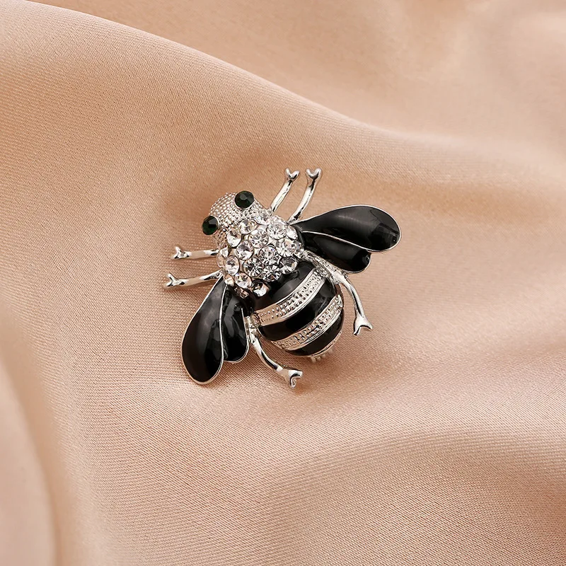 Cartoon Insect Enamel Honeybee Pins Cute Metal Bee Pearl Brooch Bag Clothes Lapel Pin Funny Animal Fashion Jewelry Gifts for Fri