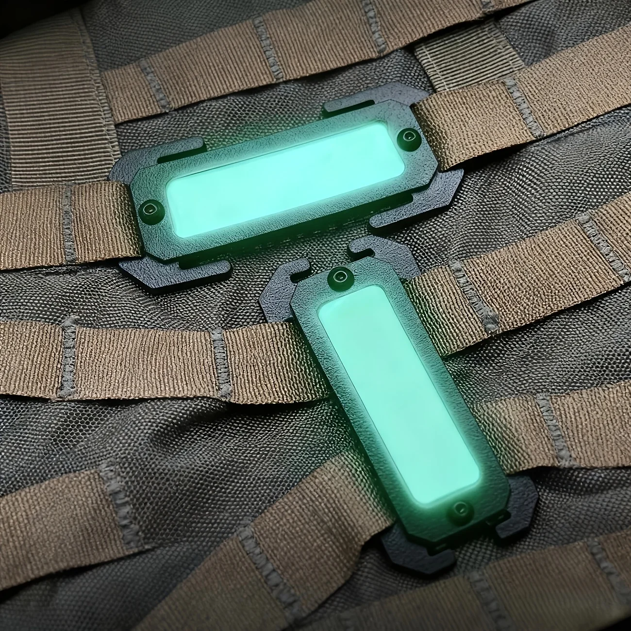 2 Stück leuchtende Marker, die im Dunkeln leuchten, 3D-gedrucktes Rucksack- und Westen-Accessoire, nachtleuchtende Kennzeichnungstafel, für Outdoor-Camping und Wanderungen. – Detail 6