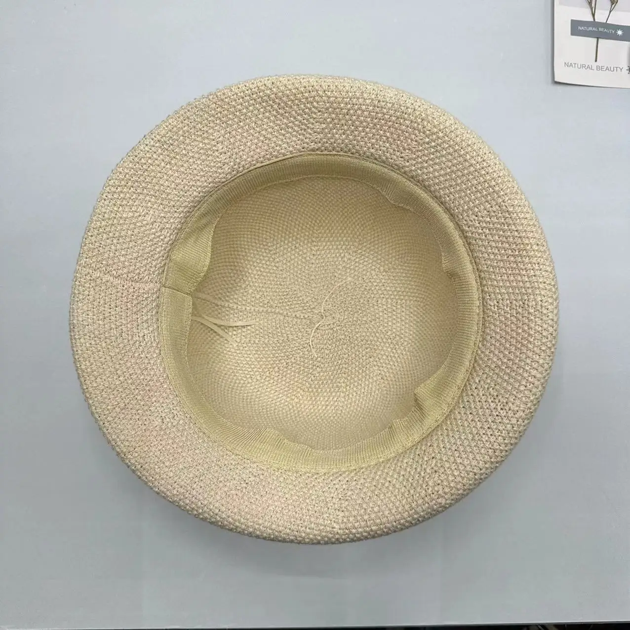 قبعة دلو محبوكة خفيفة الوزن بإبزيم جلدي للربيع والصيف والحماية من الشمس على الطراز البريطاني عصرية للسفر ومتعددة الاستخدامات