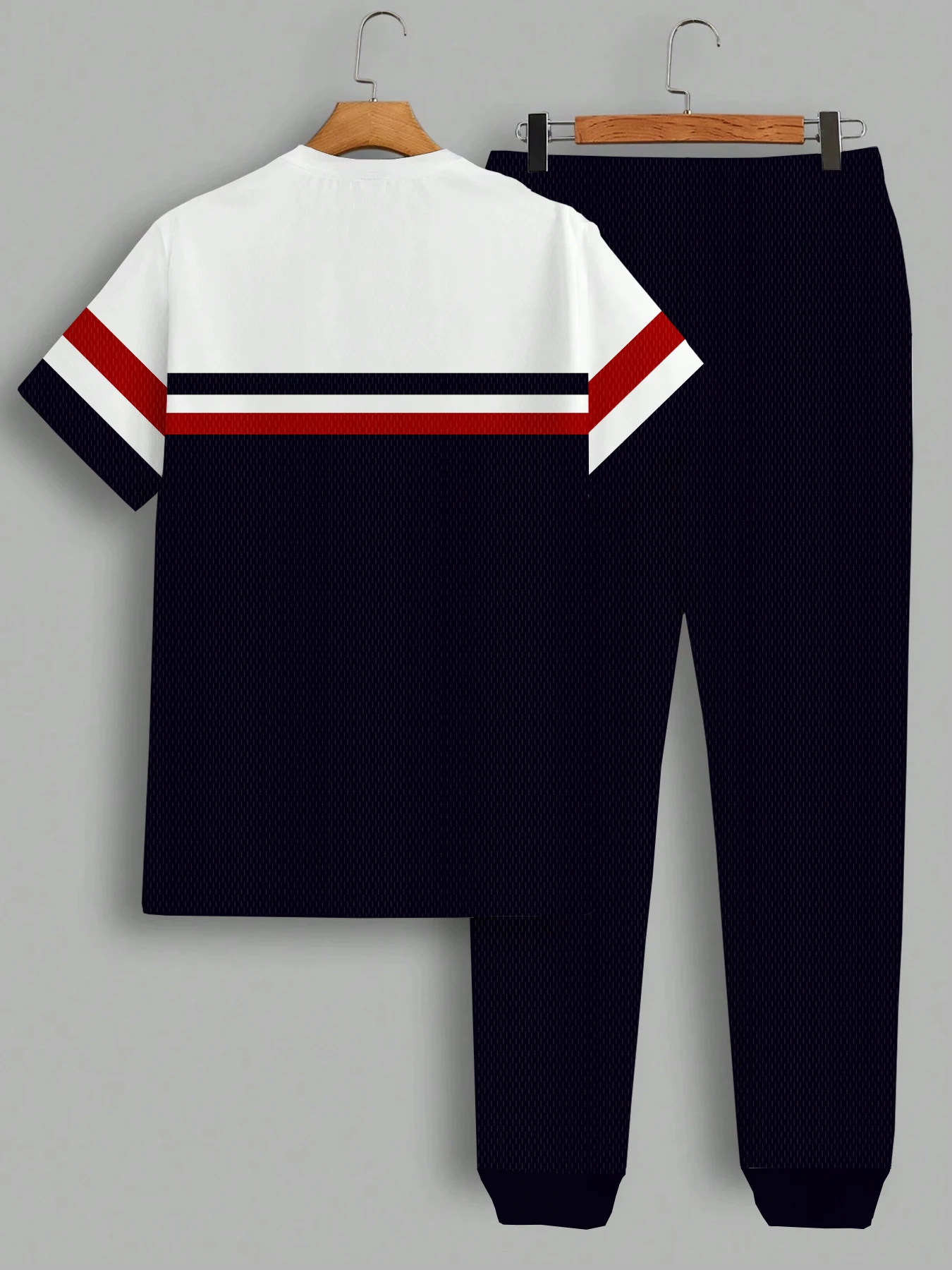 เสื้อยืดคอกลมผู้ชายลายตัวอักษรพิมพ์ลายต่อผ้า ระบายอากาศ แห้งเร็ว ทันสมัย เนื้อผ้านุ่ม สไตล์สตรีท ชุดเสื้อยืด