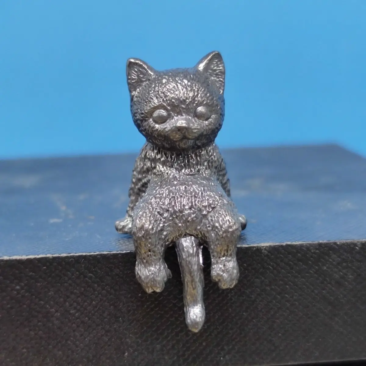 

​​Antiqued Brass Cute Cat Mini Decorative Ornament - Vintage-Style Desk Home Decor, Collectible Metal Figurine​