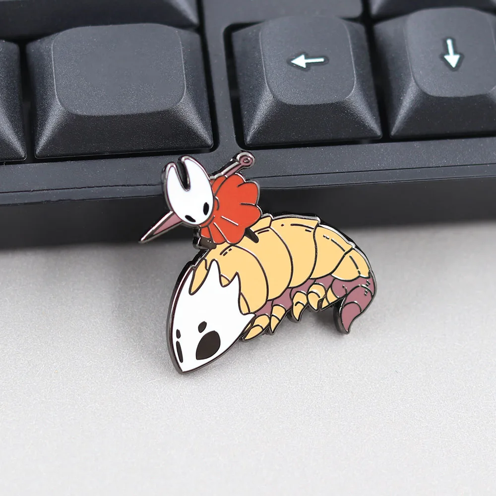 Hollow Knight Silksong Emaille-Pins: Niedliche Hornet-Reitende Glockenbestien-Broschen, Kreative Spiel-Abzeichen, Schmuck-Anstecknadeln, Geschenk für Fans – Detail 4