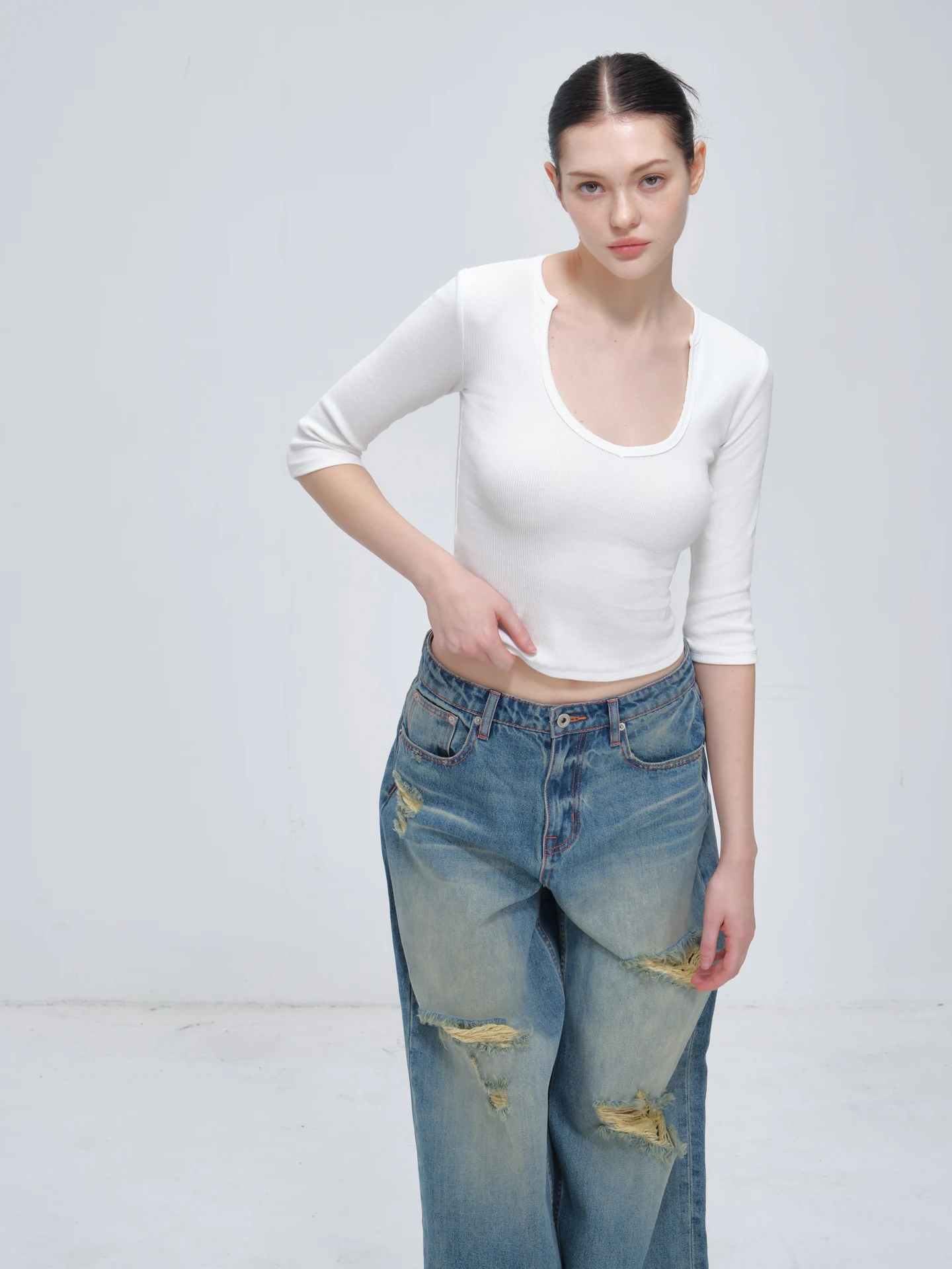 

Однотонный топ с воротником в виде цветка персика и рукавами семь четвертей с резьбой